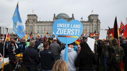 Teilnehmende einer Demonstration der AfD unter dem Motto „Energiesicherheit und Schutz vor Inflation - unser Land zuerst“ haben sich vor dem Reichstagsgebäude versammelt.