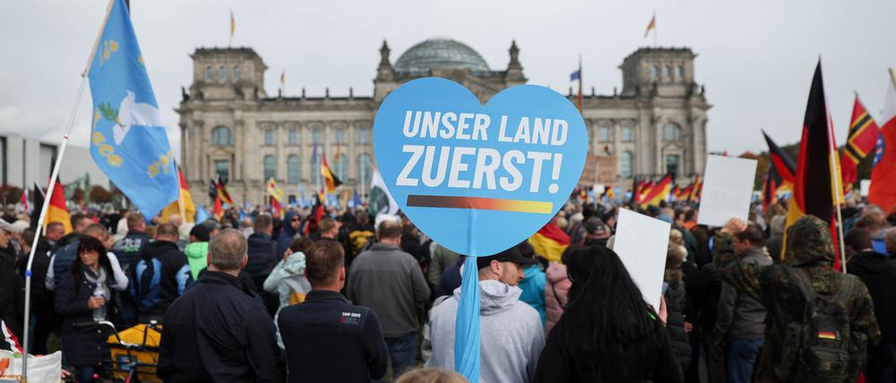 „Unser Land zuerst“ – Wirtschaftsverbände haben Zweifel, ob solche AfD-Slogans gut sind für die deutsche Wirtschaft.