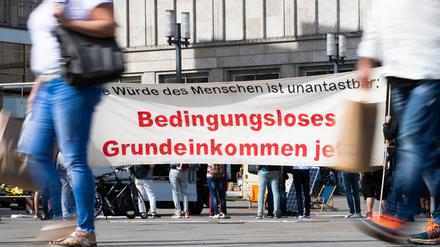 Demonstration für ein bedingungsloses Grundeinkommen auf dem Alexanderplatz