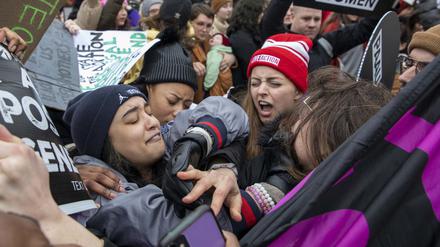 Bei einer Demonstration in den USA geraten Abtreibungsgegner:innen und Befürworter:innen aneinander.