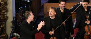 Der Komponist David Philip Hefti (links) mit dem Scharoun Ensemble beim Zermatt Festival 2023