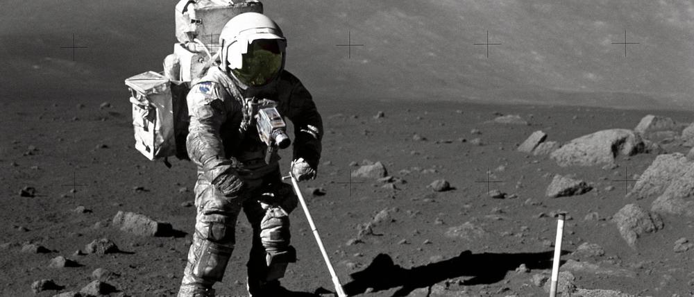 Der Apollo-17-Astronaut Harrison Schmitt verwendet eine verstellbare Schaufel zur Entnahme von Mondproben.