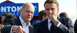 Bundeskanzler Olaf Scholz und Frankreichs Präsident Emmanuel Macron essen Fischbrötchen bei der deutsch-französischen Kabinettsklausur. 