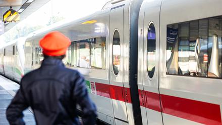Mitarbeiter der Deutschen Bahn vor ICE-Zug. Streiks in den Sommerferien sind unwahrscheinlicher geworden.
