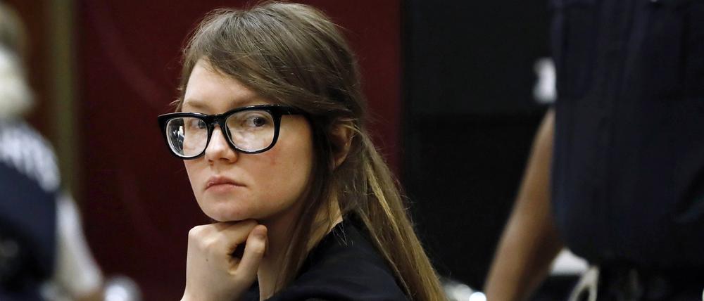 Anna Sorokin sitzt am Tisch der Verteidigung während der Beratungen der Geschworenen in ihrem Prozess am New York State Supreme Court am 25. April 2019 in New York.