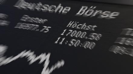 Auf der Anzeigetafel mit der Dax-Kurve ist in der Frankfurter Wertpapierbörse der Tageshöchstwert von 17 000,58 Punkten angezeigt, knapp unter dem bisherigen Allzeithoch von 17 003 Punkten (Aufnahme mit Zoom-Effekt). 