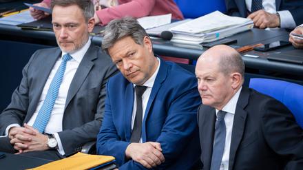 Bundeskanzler Olaf Scholz (r, SPD), Wirtschaftsminister Robert Habeck (m, Die Grünen), und Finanzminister Christian Lindner (FDP). Die Regierung kämpft mit der schwachen Wirtschaftslage.