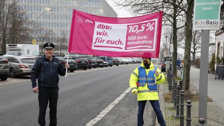 Deutschland, Berlin, Bundespolizisten demonstrieren vor dem Bundesinnenministerium.