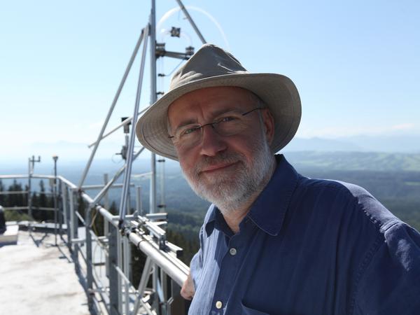 Dem Klimawandel auf der Spur. Das ZDF-Foto zeigt Harald Lesch auf dem Meteorologischen Observatorium Hohenpeißenberg im Sommer 2020.