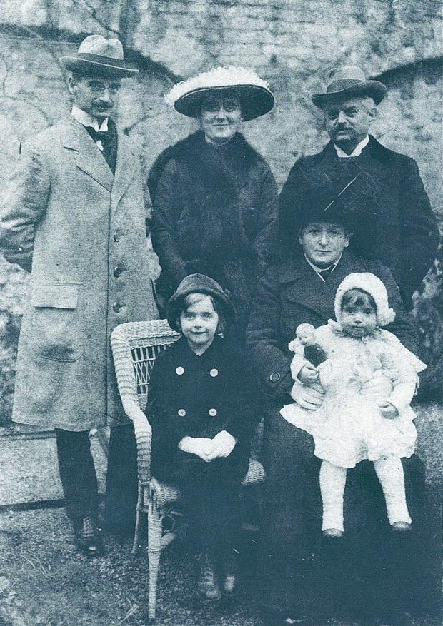 Der Potsdamer Anwalt Ludwig Levy (l.) mit seiner Familie, um 1916. 