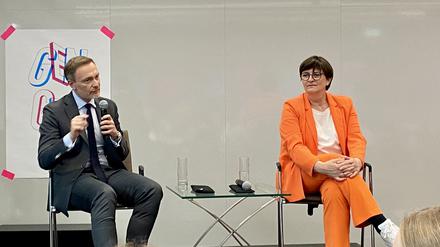 Die SPD-Vorsitzende Saskia Esken und der FDP-Vorsitzende Christian Lindner diskutieren mit Jugendlichen auf dem Demokratiefestival in Berlin.