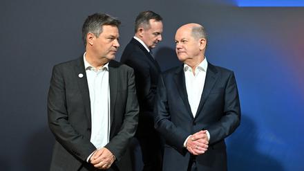 Die FDP, um Digitalminister Volker Wissing (Mitte), hat sich mit den Grünen (Robert Habeck, links) sowie der SPD (Olaf Scholz, rechts) geeinigt, dem AI Act doch zuzustimmen.