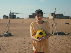 Zu Hause in Rojava. Mona (Dileyla Agirman) erinnert sich an den Bolzplatz ihrer Heimat.