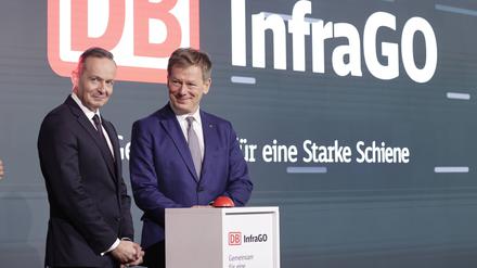 Am 22. Januar drückten Verkehrsminister Volker Wissing (li.) und Bahnchef Richard Lutz im Futurium offiziell den Startknopf für die InfraGO.