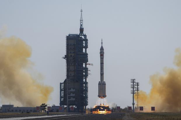 Eine Langer-Marsch-Rakete mit einer chinesischen Astronautencrew in einem Shenzhou-17-Raumschiff hebt im Jiuquan Satellite Launch Center im Nordwesten Chinas ab. 