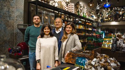 Ein Pionier: Adib Harb mit seinen Kindern Oliver, Marlene und Theresa in seinem Laden auf der Potsdamer Straße.