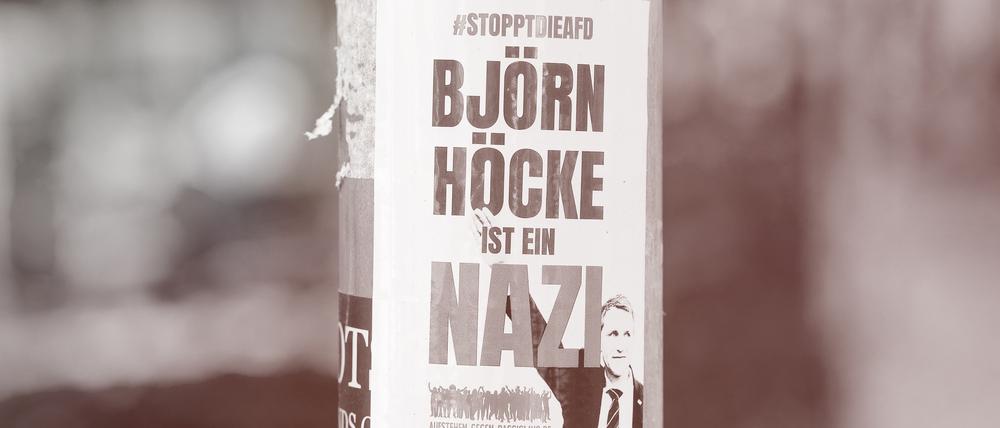 Protest-Aufkleber gegen Björn Höcke.  