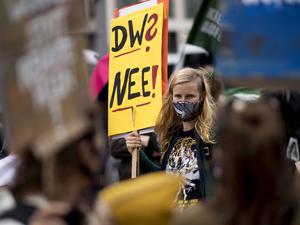 Demonstranten mit Transparent Deutsche Wohnen und CO Enteignen