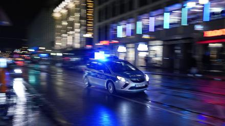 Ein Polizeiauto bei einer Einsatzfahrt mit Blaulicht. (Symbolbild).