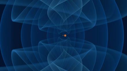 Ein schwarzes Loch (dunkelgrau) und ein Neutronenstern (orangefarben) umkreisen einander auf immer enger werdenden Bahnen und strahlen Gravitationswellen (blau) ab.
