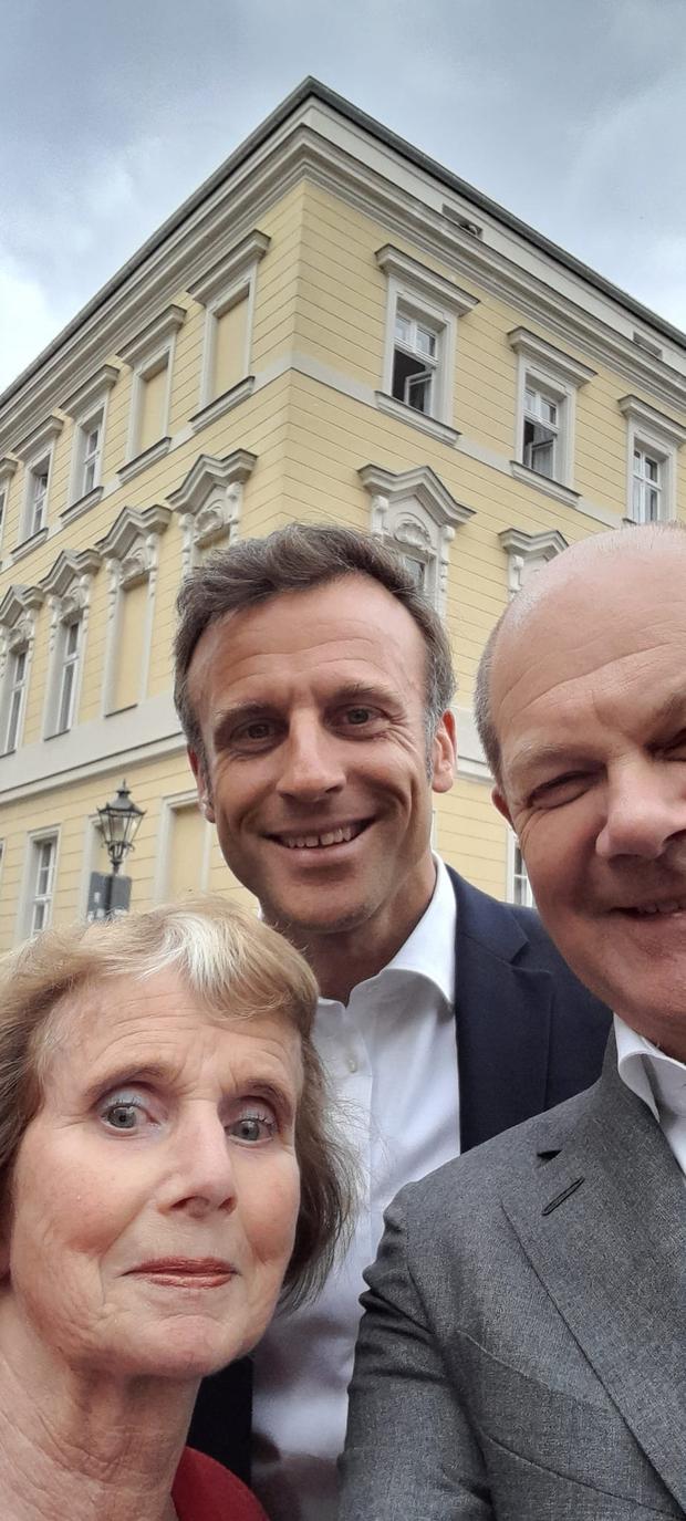 Der Kanzler macht das Foto: Evelyn Haupt mit Emmanuel Macron und Olaf Scholz.