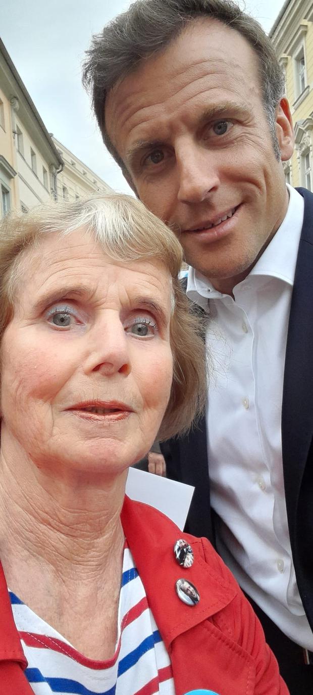 Das Selfie mit dem von ihr so verehrten französischen Präsidenten: Evelyn Haupt mit Emmanuel Macron.