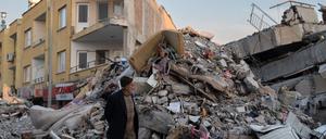 Ein Mann geht durch die Trümmer von Gebäuden, die durch das Erdbeben eingestürzt sind. 