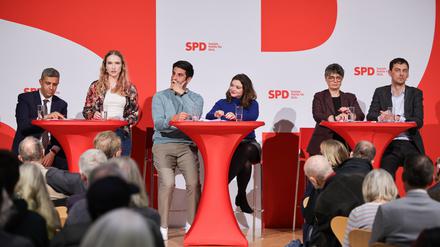12.03.2024, Berlin: Raed Saleh (SPD, l-r), Luise Lehmann (SPD), Kian Niroomand (SPD), Jana Bertels (SPD), Nicola Böcker-Giannini (SPD), und Martin Hikel (SPD), sitzen gemeinsam auf einer Bühne. Die drei Bewerberduos für den Landesvorsitz der Berliner SPD stellen sich den Mitgliedern vor.