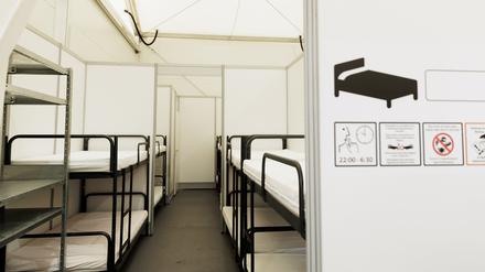 Betten stehen in einem Raum als Unterkunft für Geflüchtete im Ankunftszentrum Tegel. 
