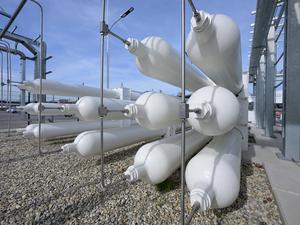 Wasserstoffspeicher stehen bei einer Erzeugungsanlage für grünen Wasserstoff am Gelände der Wien Energie. Bei der Wasserstoffelektrolyse wird unter Einsatz von Strom das Wasser in Wasserstoff und Sauerstoff gespalten.