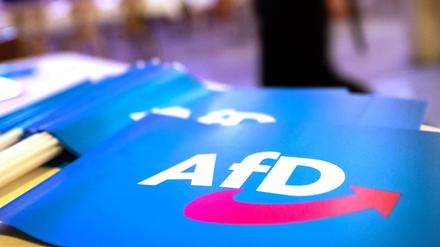 ARCHIV - 24.11.2018, Bayern, Greding: Fähnchen mit dem Logo der AfD liegen auf einem Tisch. (zu dpa: «Verfassungsschutz warnt vor Vernetzung der AfD mit Rechtsextremisten») Foto: Daniel Karmann/dpa +++ dpa-Bildfunk +++