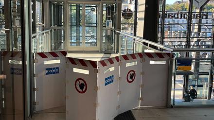 Ein defekter Fahrstuhl in einem Bahnhof (Symbolbild).