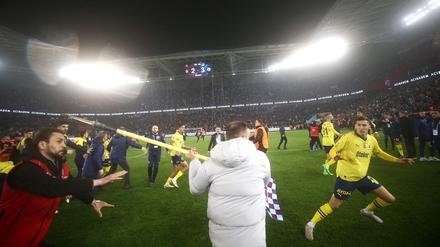 Anhänger von Trabzonspor gingen am Sonntag auf Spieler von Fenerbahçe Istanbul los - wie hier sogar mit der Eckfahne. 