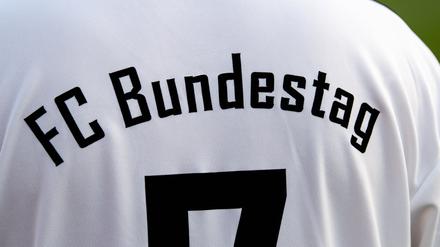 Die Rückseite des Trikots des FC Bundestag. 