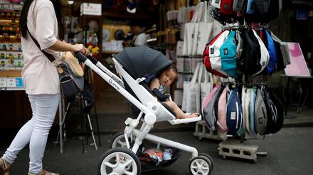 Eine Frau schiebt einen Kinderwagen in Seoul. Nirgendwo auf der Welt ist die Geburtenrate so niedrig wie in Südkorea. 