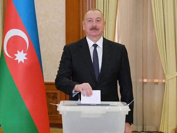 Staatschef Aliyev rühmt sich, sein Land „wiedervereinigt“ zu haben. 