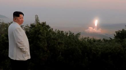 Diktator Kim Jong Un beaufsichtigt einen Raketenstart an einem ungenannten Ort in Nordkorea. Die Staatsagentur KCNA publizierte das undatierte Propagandafoto im Oktober 2022.