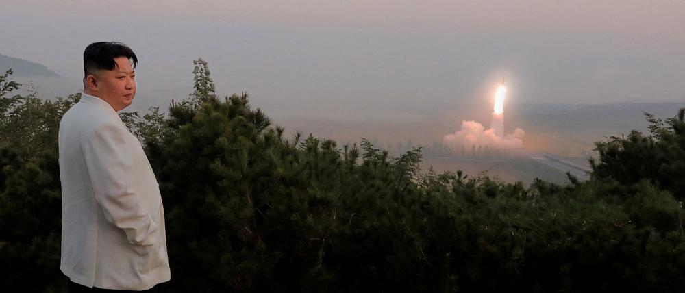 Diktator Kim Jong Un beaufsichtigt einen Raketenstart an einem ungenannten Ort in Nordkorea. Die Staatsagentur KCNA publizierte das undatierte Propagandafoto im Oktober 2022.