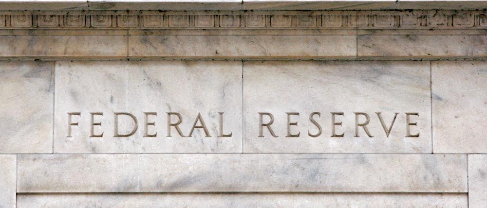 Die US-Notenbank Fed legt eine Zinspause ein.