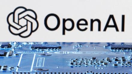Das OpenAI-Logo ist in der Nähe einer Computer-Hauptplatine. 