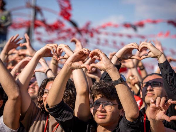 Unterstützer von Kemal Kilicdaroglu nutzen das Herz als Zeichen – werden sich die Kurdinnen und Kurden ihnen anschließen?