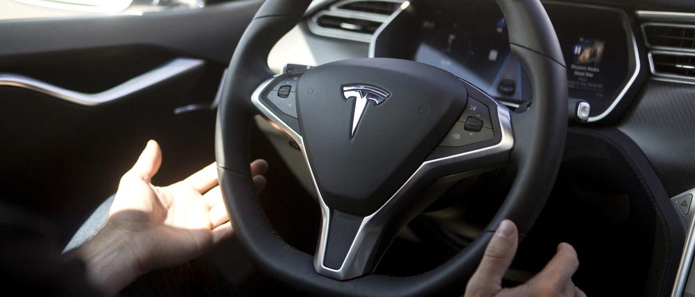 Autopilot-Funktionen werden in einem Tesla Model S während einer Tesla-Veranstaltung in Palo Alto, Kalifornien vorgeführt (Archivbild).