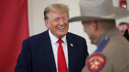 Ex-Präsident Donald Trump im Gespräch mit einem Grenzbeamten in Edinburg, Texas.