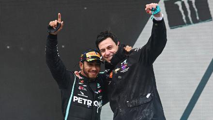 Waren für viele Jahre ein eingespieltes Team: Lewis Hamilton (l.) und Mercedes-Teamchef Toto Wolff.