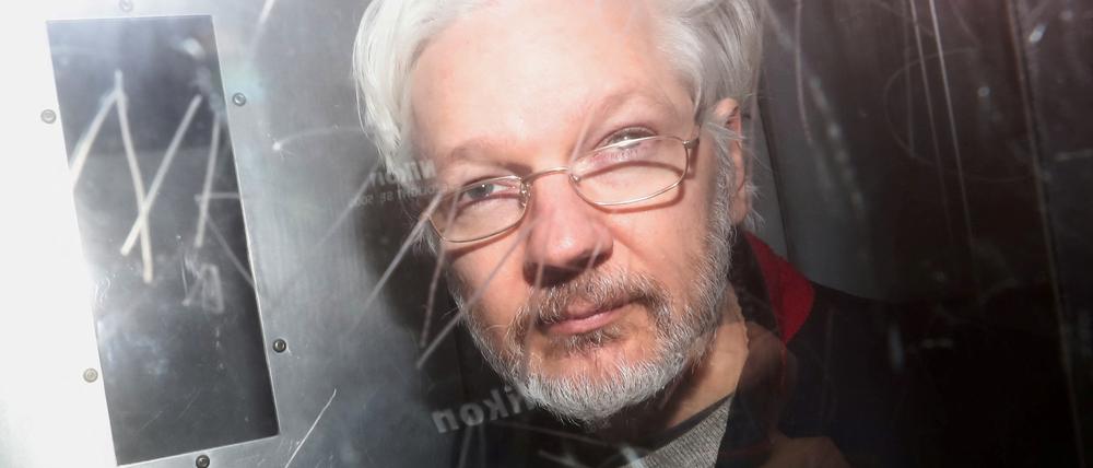 WikiLeaks’ Gründer Julian Assange verlässt Westminster Magistrates Court in London am 13. Januar 2020. 