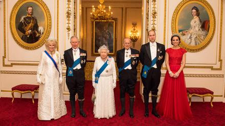 Auf diesem Foto aus dem Dezember 2016 ist die nun gestorbene Queen mit ihrem ebenfalls verstorbenen Ehemann Prinz Philip (beide Mitte) zu sehen sowie mit Charles und Camilla (links) und Prinz William und seiner Frau, Herzogin Catherine.