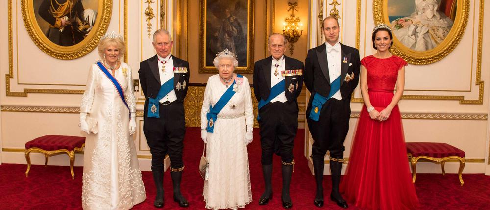 Auf diesem Foto aus dem Dezember 2016 ist die nun gestorbene Queen mit ihrem ebenfalls verstorbenen Ehemann Prinz Philip (beide Mitte) zu sehen sowie mit Charles und Camilla (links) und Prinz William und seiner Frau, Herzogin Catherine.