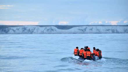 Flucht übers Meer: Schutzsuchende in einem Schlauchboot im Ärmelkanal. 