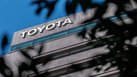 Toyota bekommt einen neuen Chef. Das japanische Unternehmen kündigte am Donnerstag überraschend an, dass der langjährige Chef des Konzerns und Enkel des Firmengründers, Akio Toyoda, die Geschäftsführung zum 1. April an Markenchef Koji Sato übergibt. 