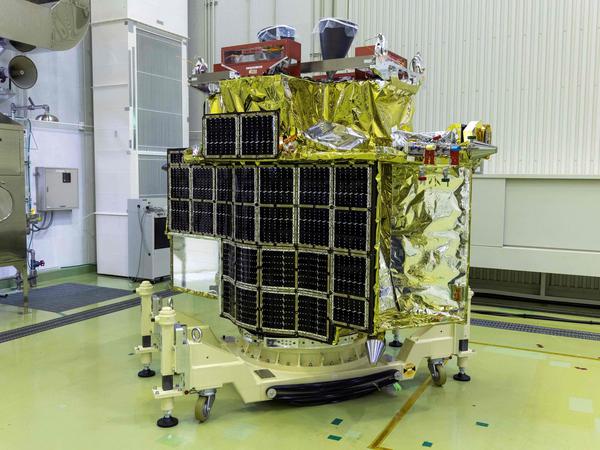Dieses am 1. Juni 2023 aufgenommene und von Jaxa veröffentlichte Handout-Foto zeigt den „Smart Lander for Investigating Moon“ (Slim) in der Montagehalle im Tanegashima Space Center in Kagoshima.